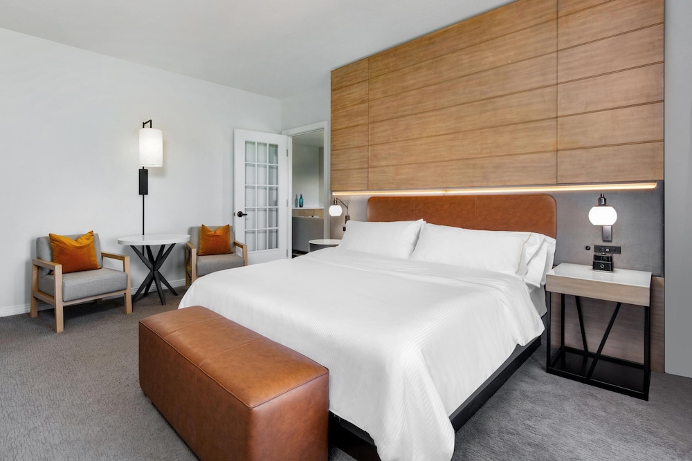 Executive Suite, 1 Bedroom (Mobility/Hearing Access, Roll-In Shwr)