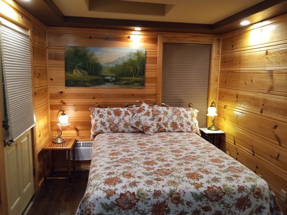 Deluxe Room, 1 Queen Bed, Balcony, Mountain View photo 1
