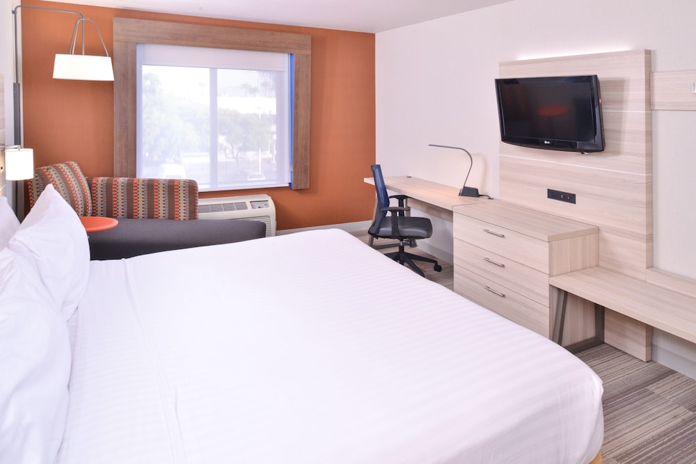 Room, 1 King Bed, Accessible (Roll-In Shower) - Photo 1