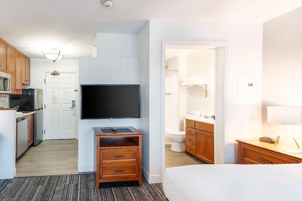Studio, 1 Queen Bed, Pool Access - Photo 3