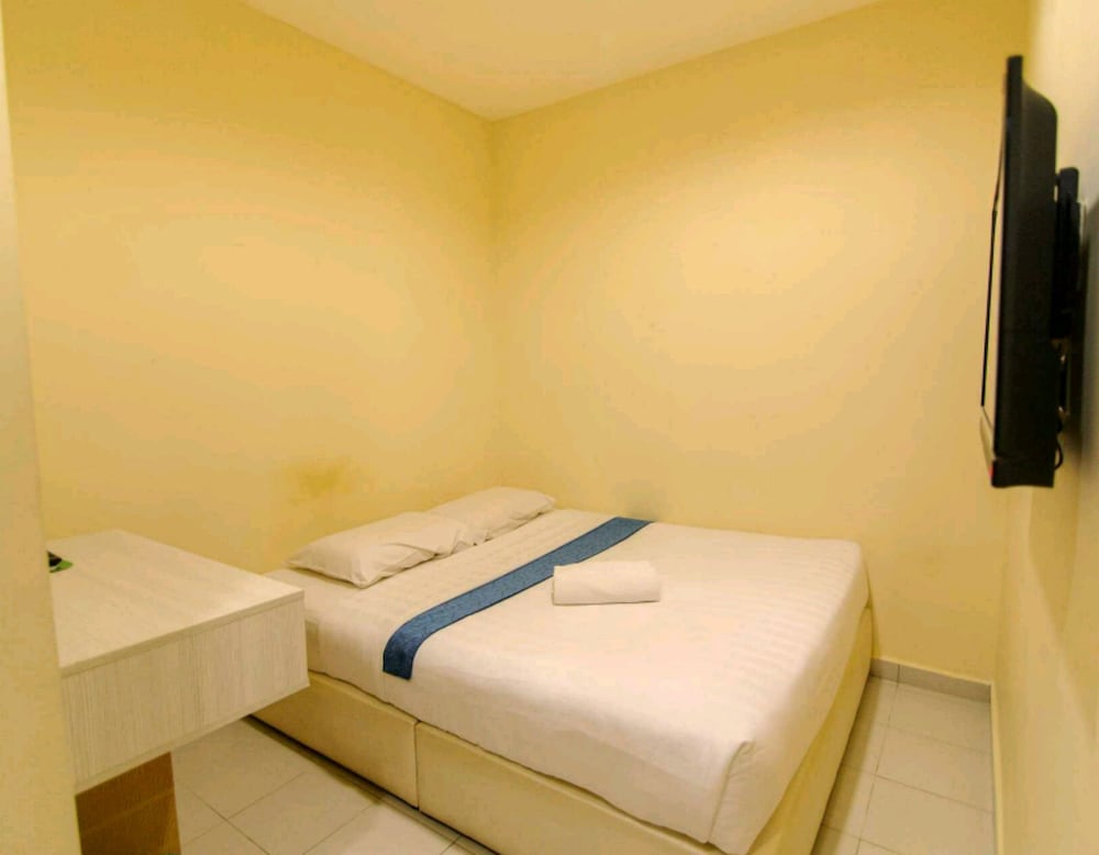 Deluxe Room, 1 Queen Bed, No Windows photo 2