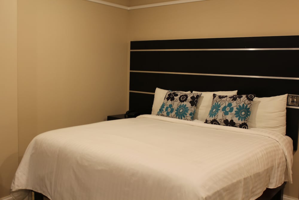 Basic Double Room Single Use, 1 King Bed photo 1