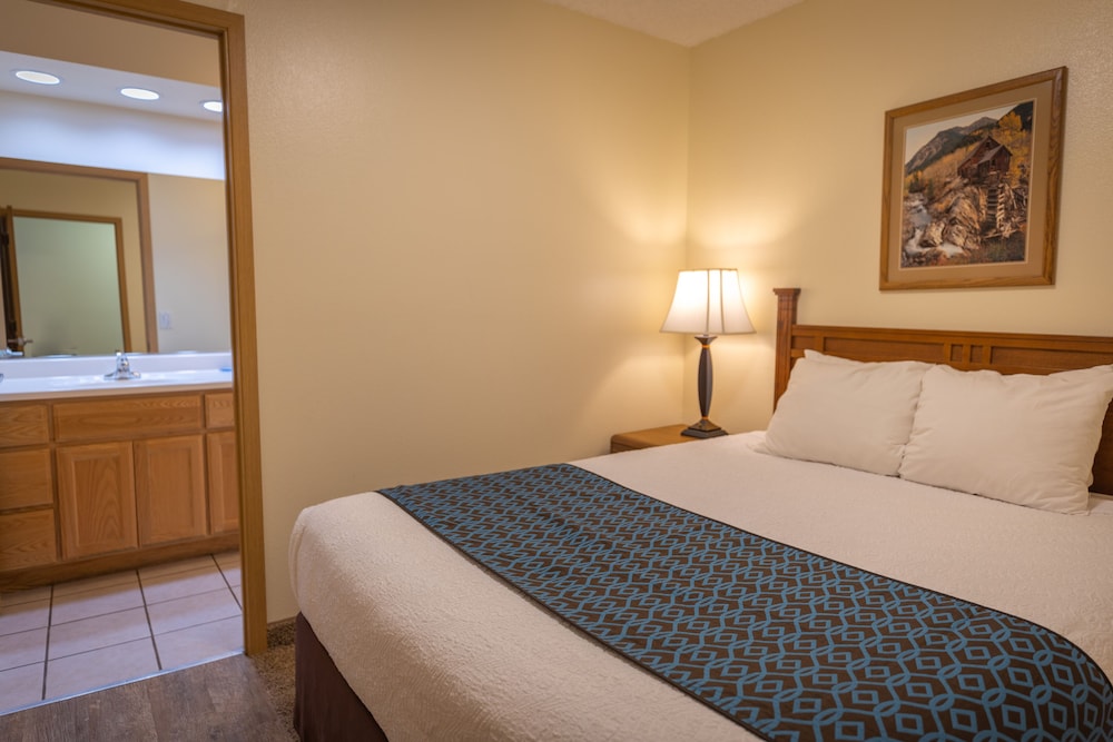 Suite, 2 Queen Beds, Kitchen (Pet Friendly) photo 2