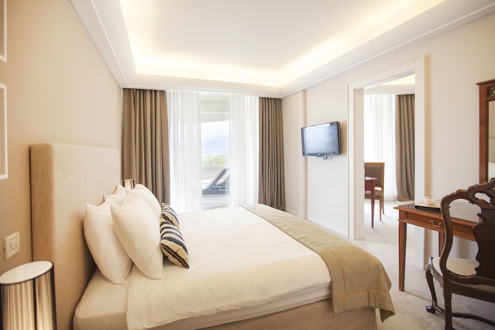 Executive Suite sea view balcony photo 2