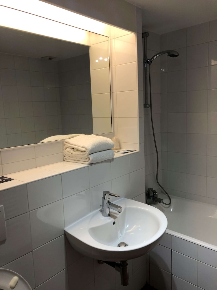 Room, Multiple Beds - Photo 10