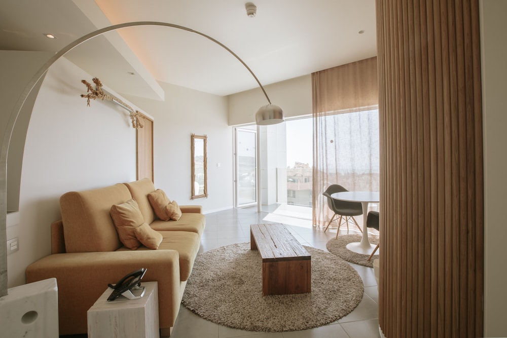 Suite, 1 Bedroom - Photo 14