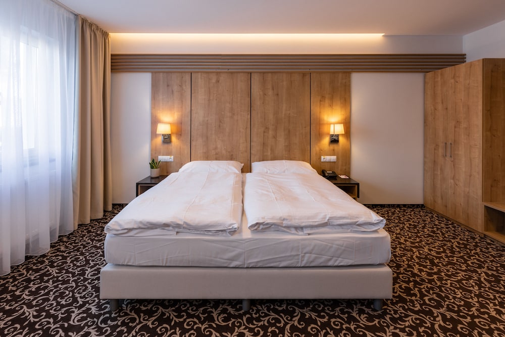Deluxe Double Room, 1 King Bed photo 3