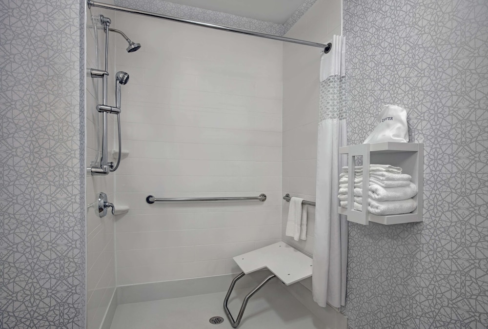 Room, 2 Queen Beds, Accessible, Non Smoking (Hearing) photo 3