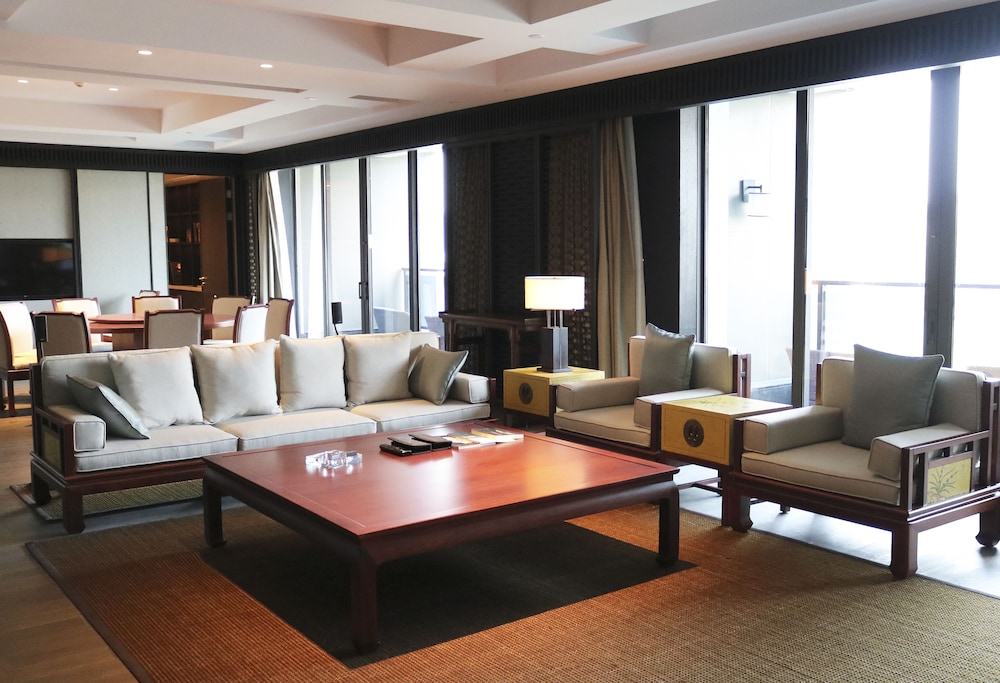 King Lake view Presidential Suite -- Lounge Access photo 3