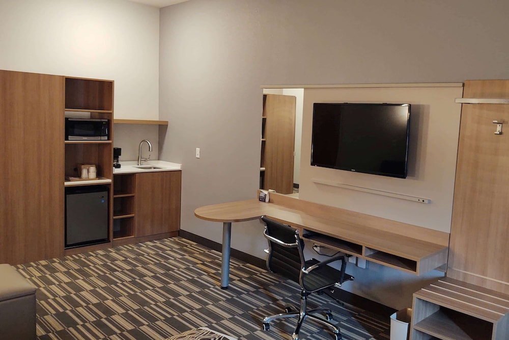 Suite, 1 Queen Bed, Non Smoking - Photo 3
