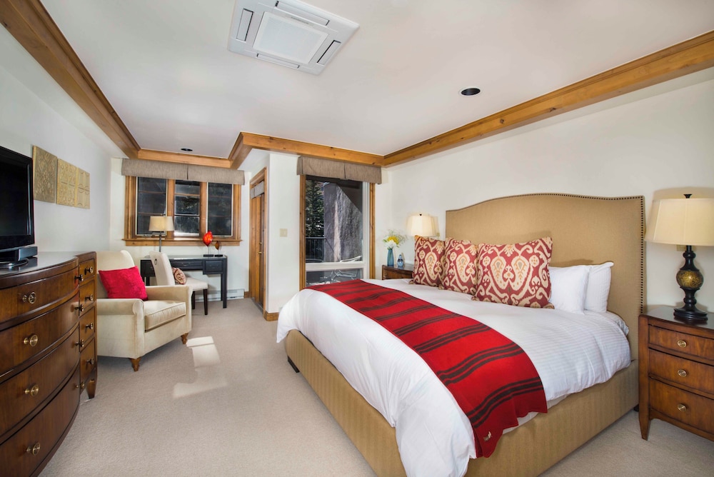 Three Bedroom Slopeside Condo (No Pets)