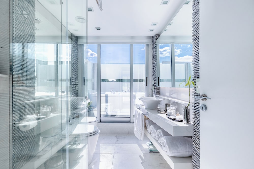 Luxury Suite thumbnail 6