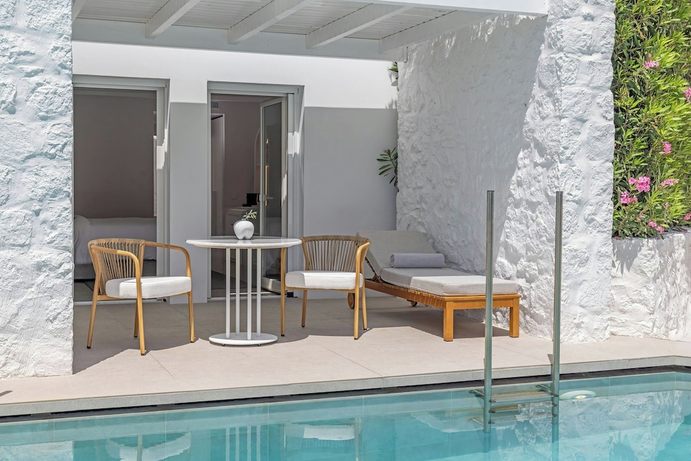 Grand Room, 1 King Bed, Poolside (View) thumbnail 6
