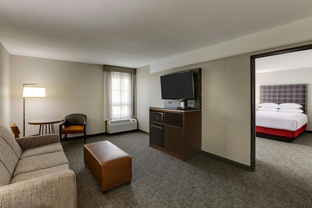 Deluxe Suite, 2 Queen Beds, Refrigerator & Microwave (2 Rooms, Upper Floor) photo 1