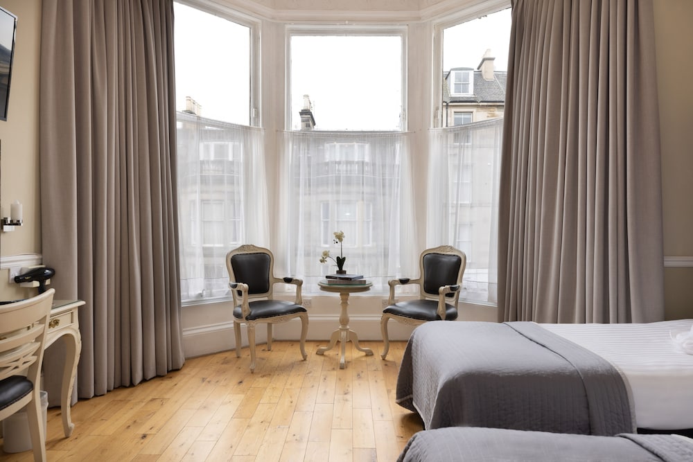 Classic Room, Multiple Beds - Photo 7