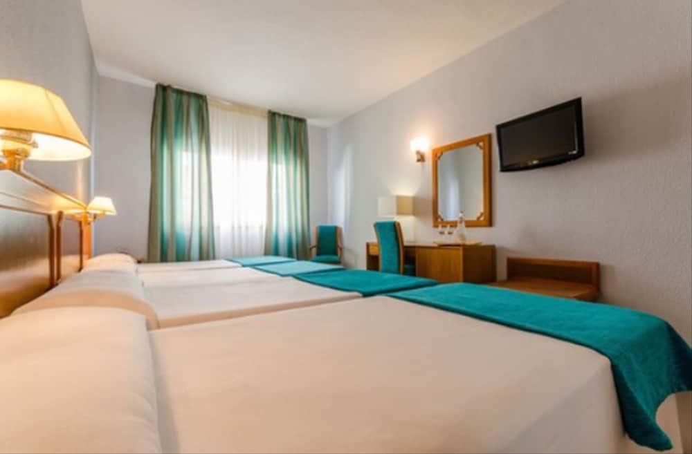 Double Room (4 pax) photo 3