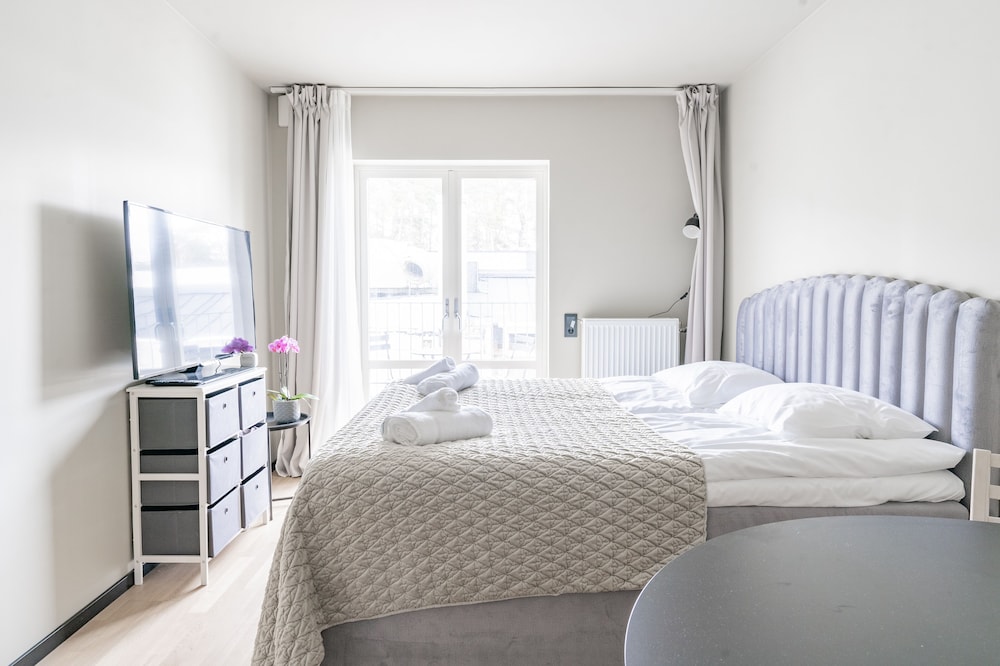 Gardenview Studio (1102)