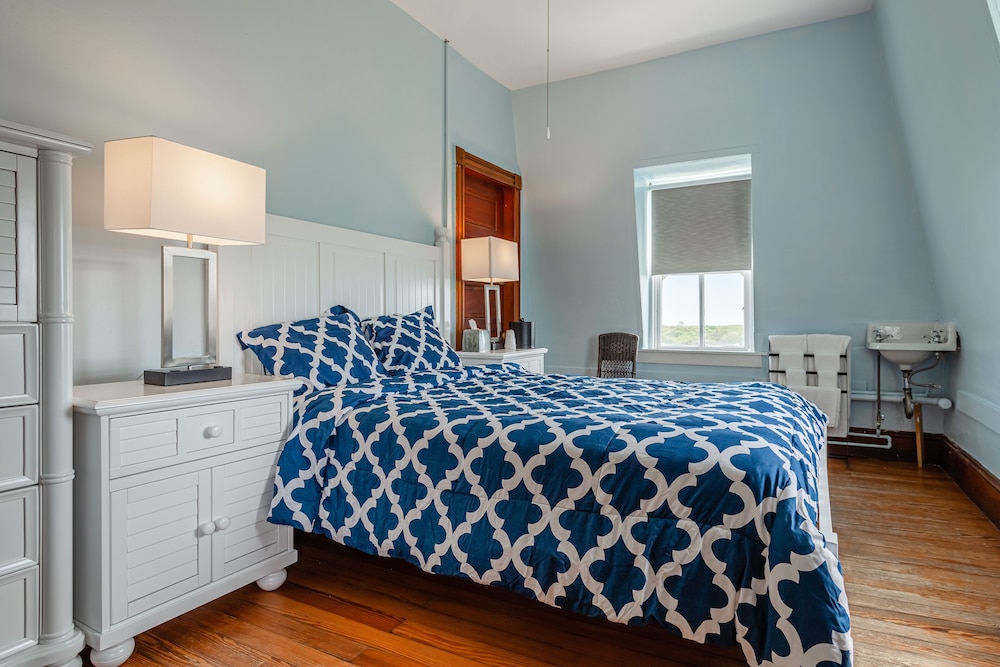 Room, 1 Queen Bed, Shared Bathroom (#10 Main Building) photo 1