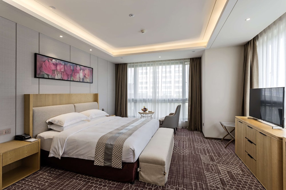 Deluxe Room, 1 King Bed photo 2