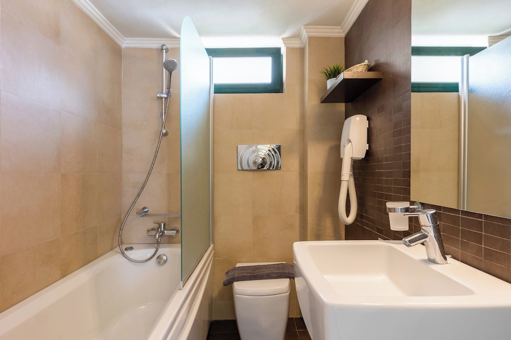 Junior Suite with Pool View - Photo 3