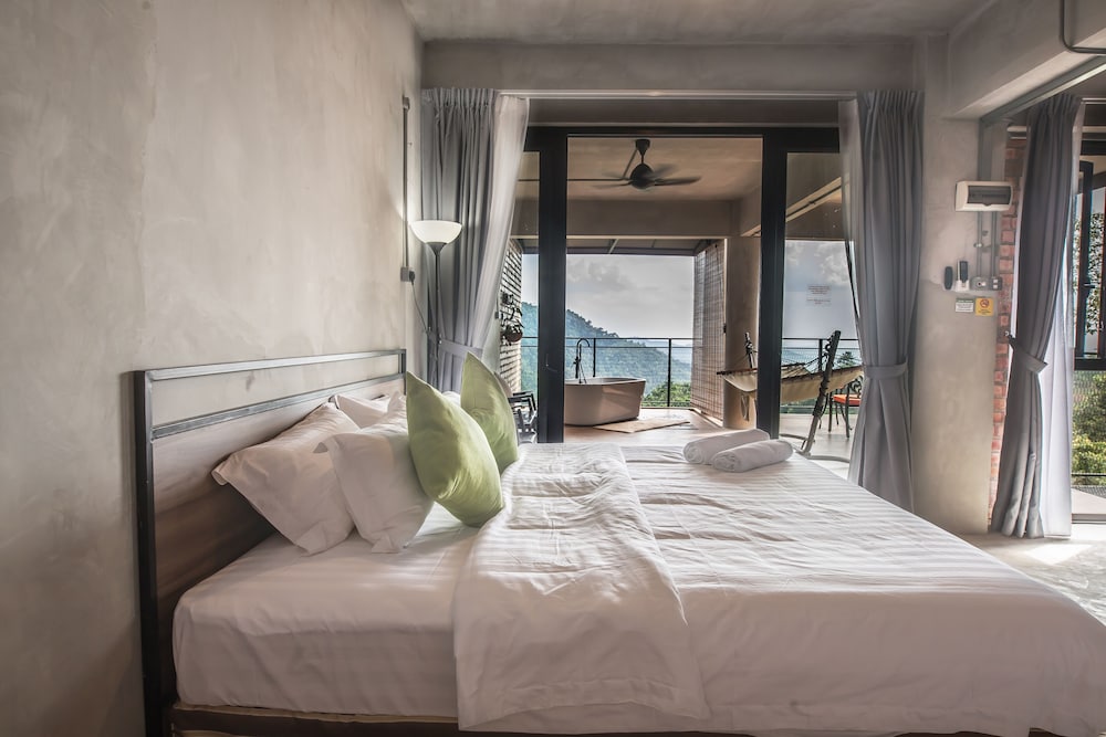 Luxury Room with Balcony - Photo 1