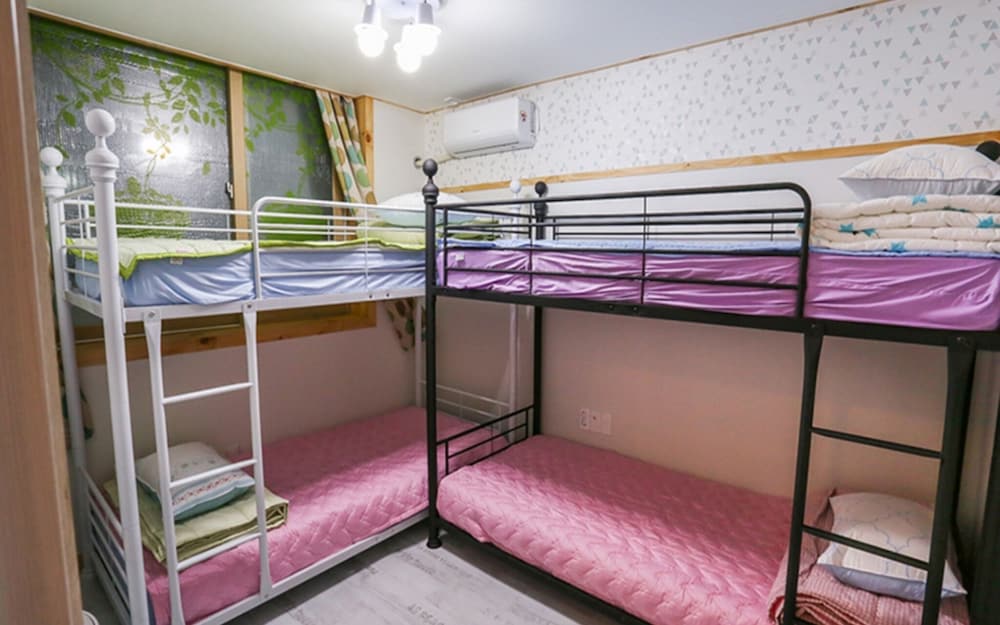 Room (Family room)