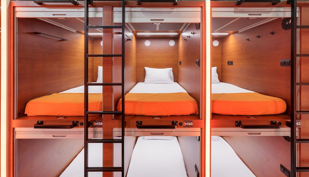 Single upper capsule (6-hour Accommodation)