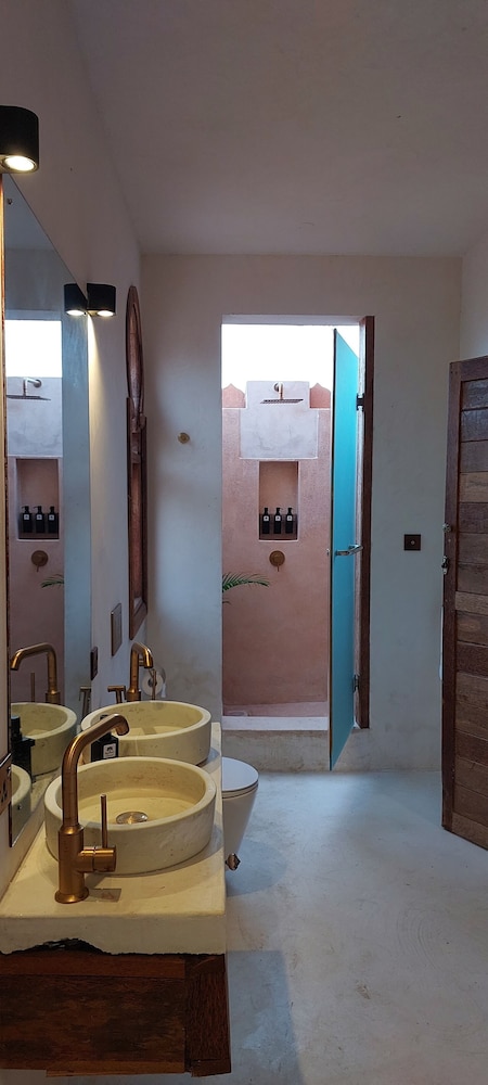 Exclusive Villa, 3 Bedrooms, Partial Ocean View, Sea Facing photo 2