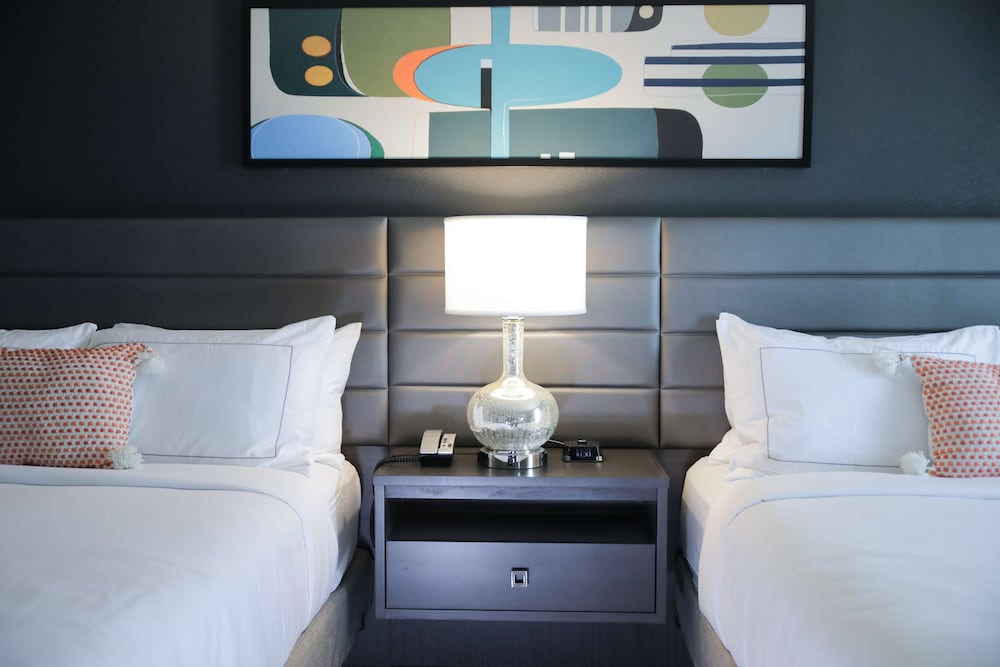 Room, 2 Queen Beds, Accessible (Mobility, Roll-In Shower) - Photo 4