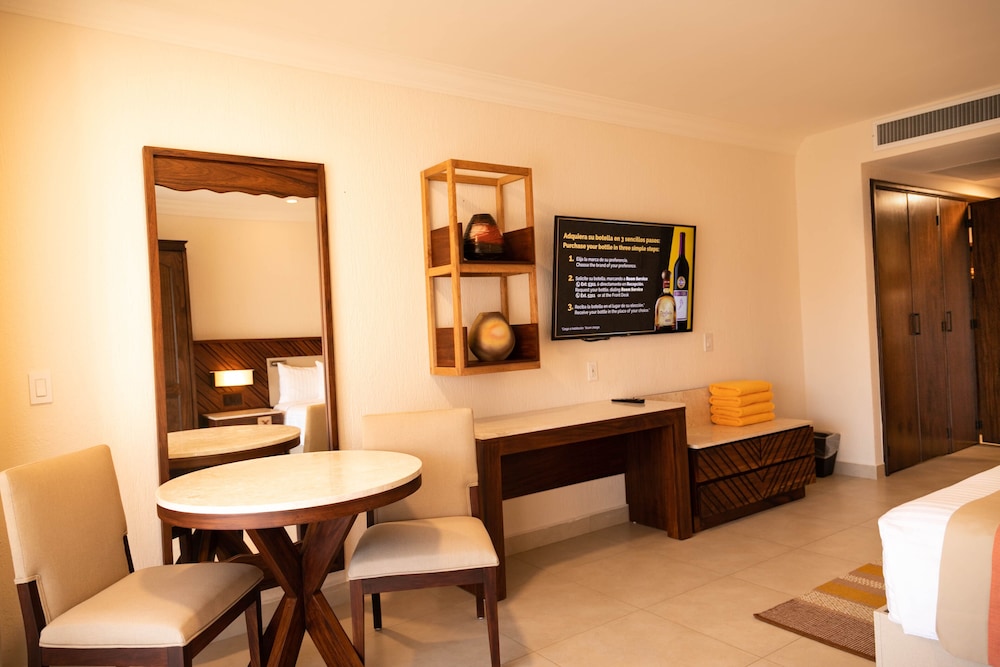 Deluxe Room, Balcony, Oceanfront - Photo 1