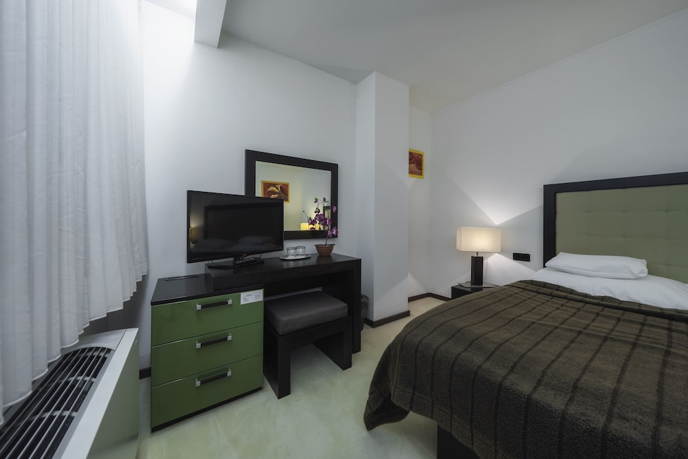 Standard Double Room, Bathtub