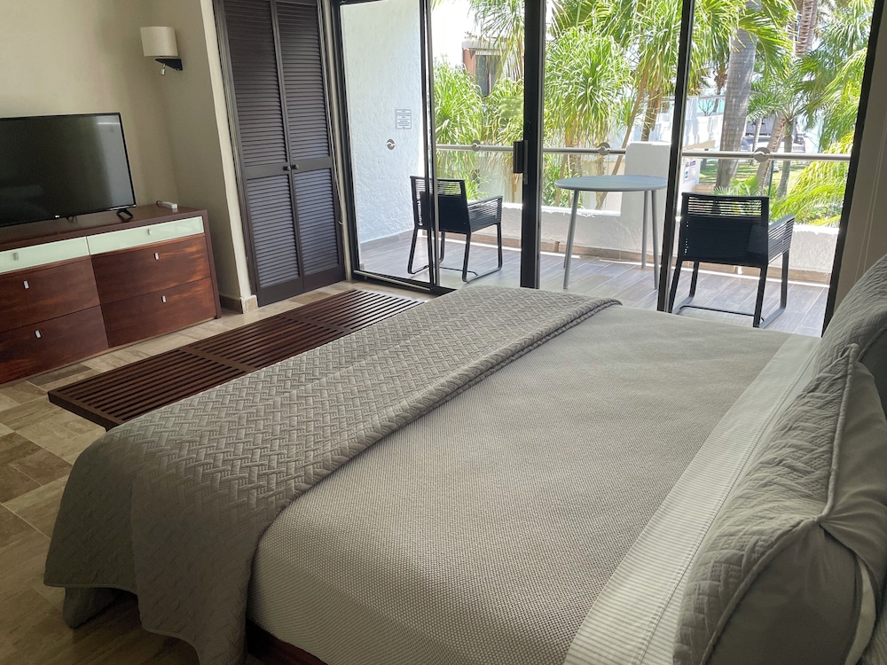 Luxury Junior Suite Lagoon View photo 2