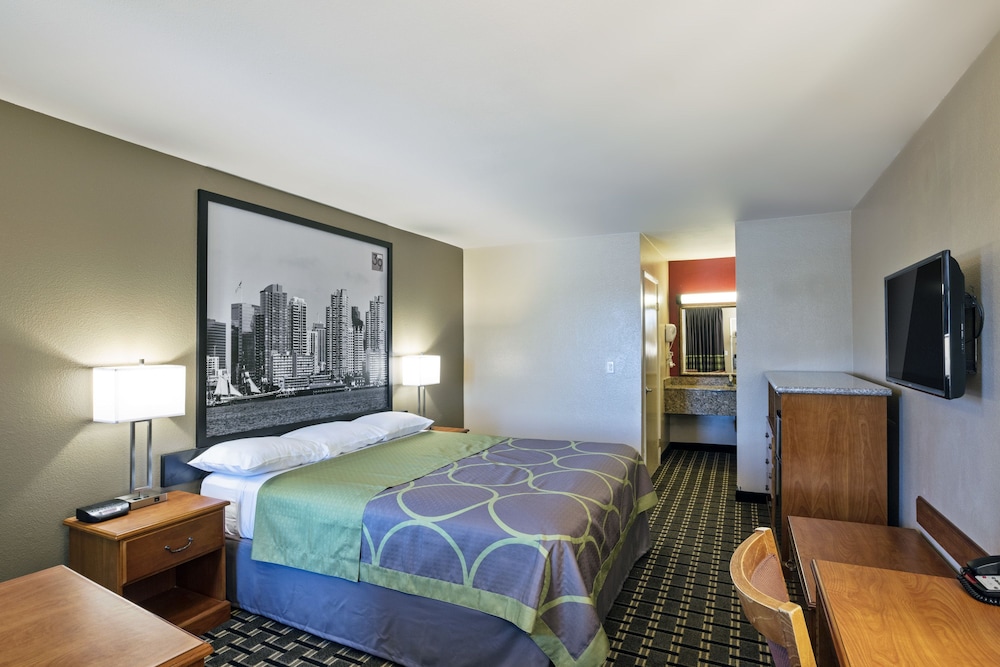 Standard Room, 1 King Bed, Non Smoking, Refrigerator & Microwave - Photo 1