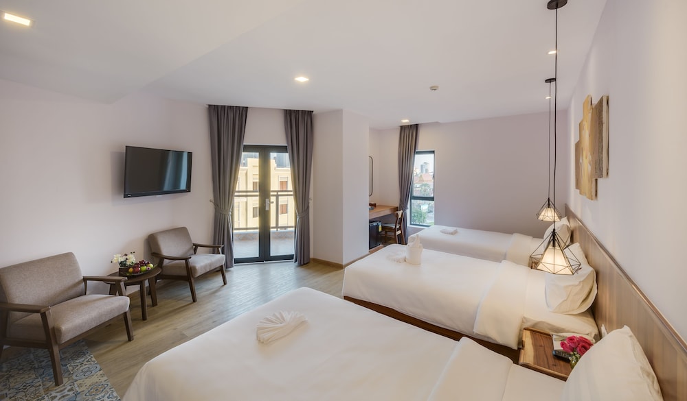 Deluxe Triple Room, 3 Twin Beds, City View photo 2