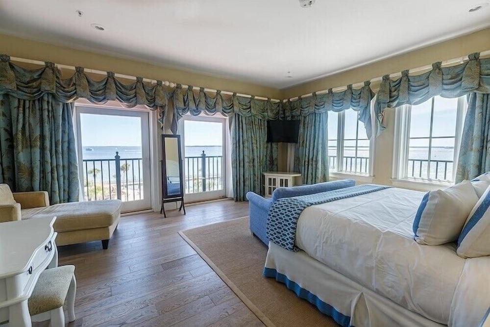 Admiral Suite, Partial Ocean View - Photo 1