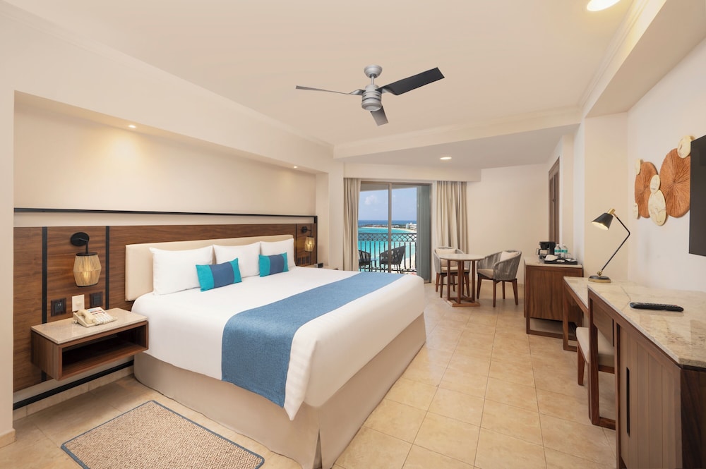 Deluxe Room, Balcony Partial Ocean View - Photo 2