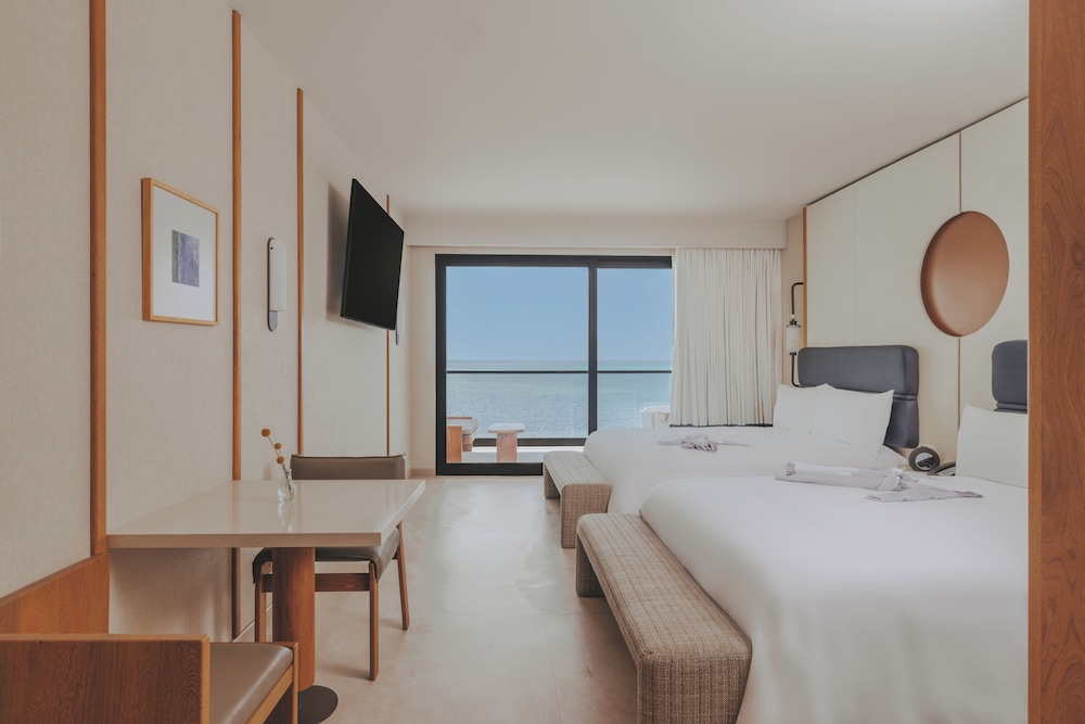 Room, 2 Queen Beds, Oceanfront - Photo 2