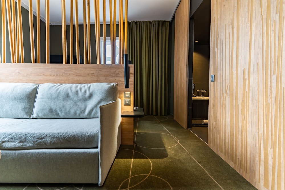 Executive Room, 1 King Bed with Sofa bed - Photo 1
