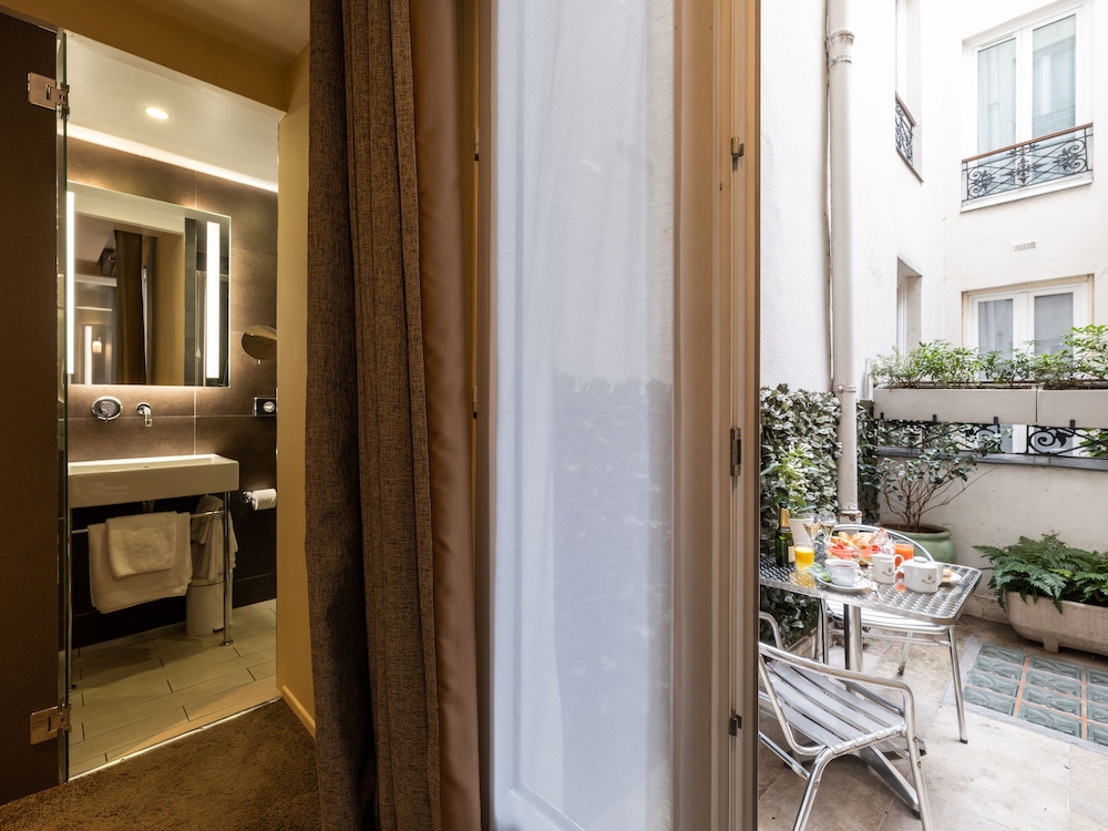 Executive Design Double Room thumbnail 6