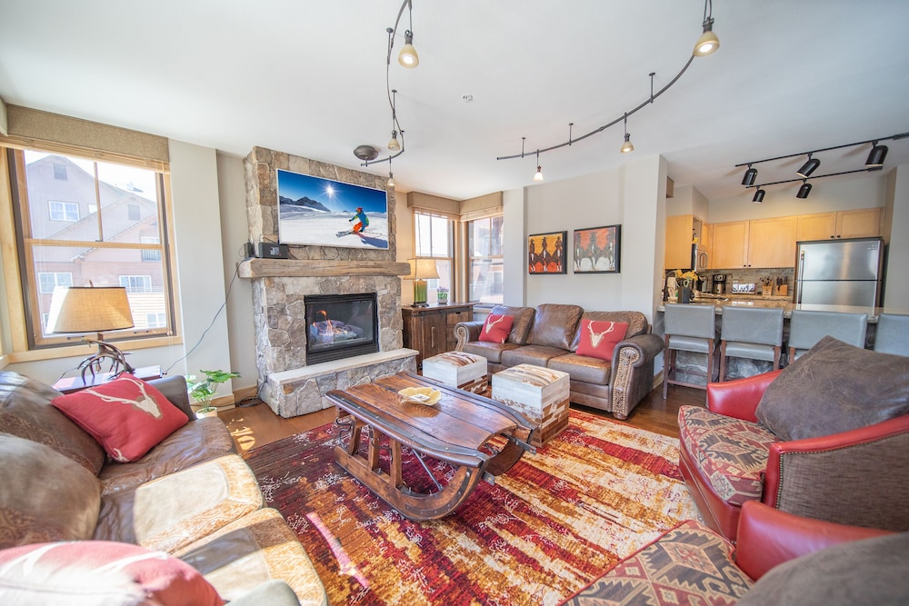Condo (Silver Mill 8206)