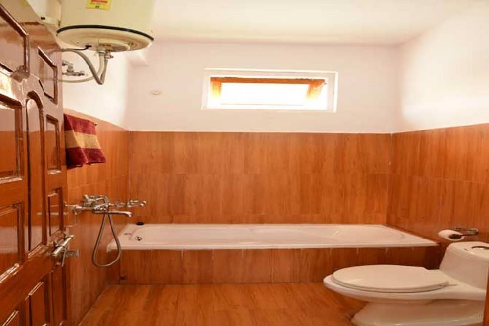 Deluxe Double Room Single Use, 1 Double Bed, Private Bathroom, Ground Floor photo 3