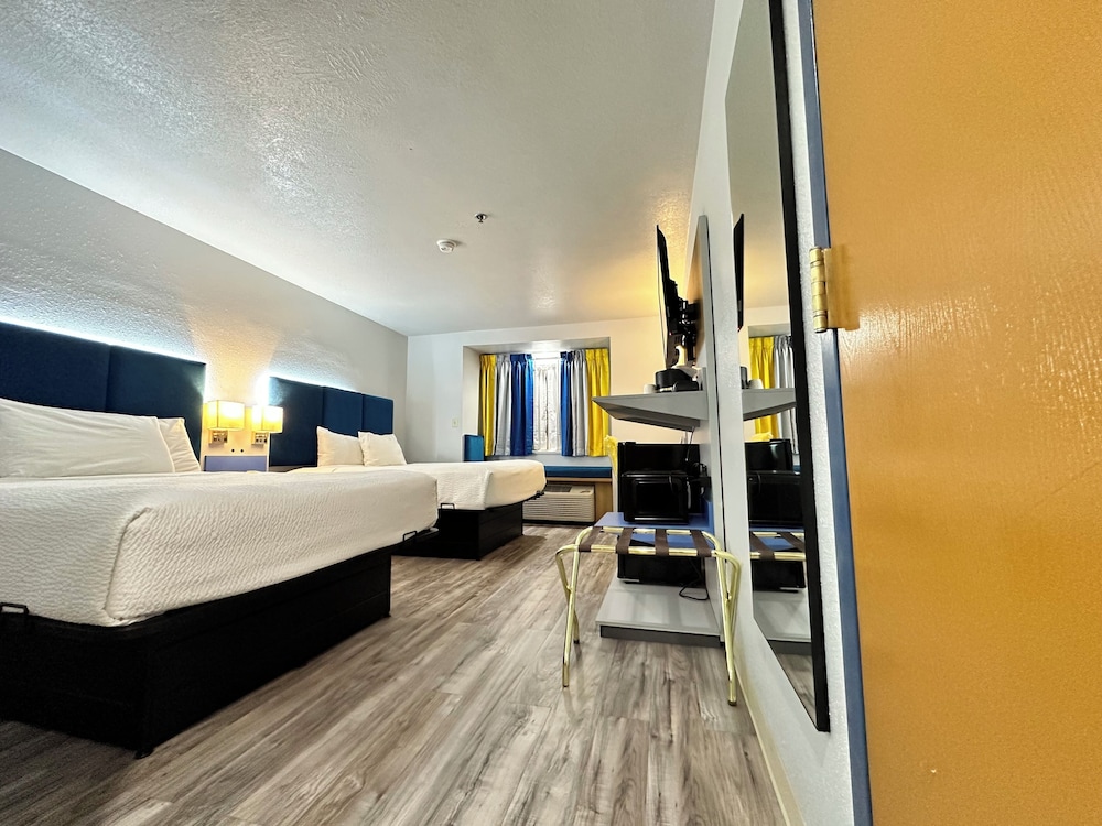 Standard Room, 2 Queen Beds - Photo 16