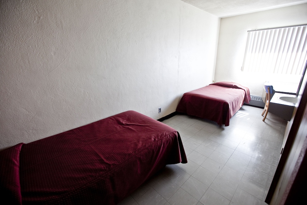 Twin Room, 2 Twin Beds, Shared Bathroom photo 3