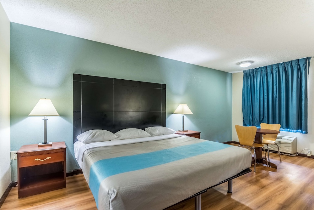 Deluxe Room, 1 King Bed, Accessible, Smoking photo 1