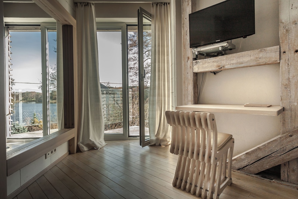 Standard Room, 1 King Bed (Lake Half View) photo 3