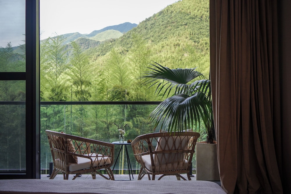 Senior Double Room, 1 Queen Bed, Balcony, Hill View photo 1
