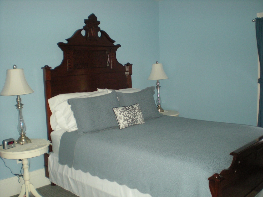 Room (#5 Seneca)