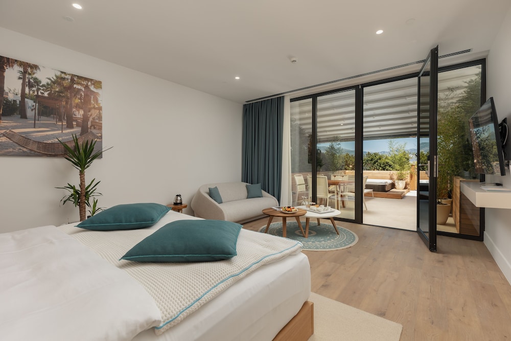 Signature Room, 1 King Bed (Jacuzzi & Garden)