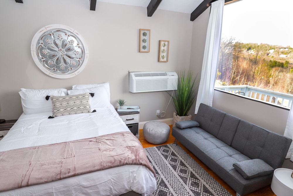 Queen Loft Room photo 3