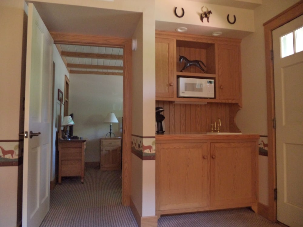 Standard Suite, 1 Queen Bed, Non Smoking, Fireplace (1st Floor) photo 3